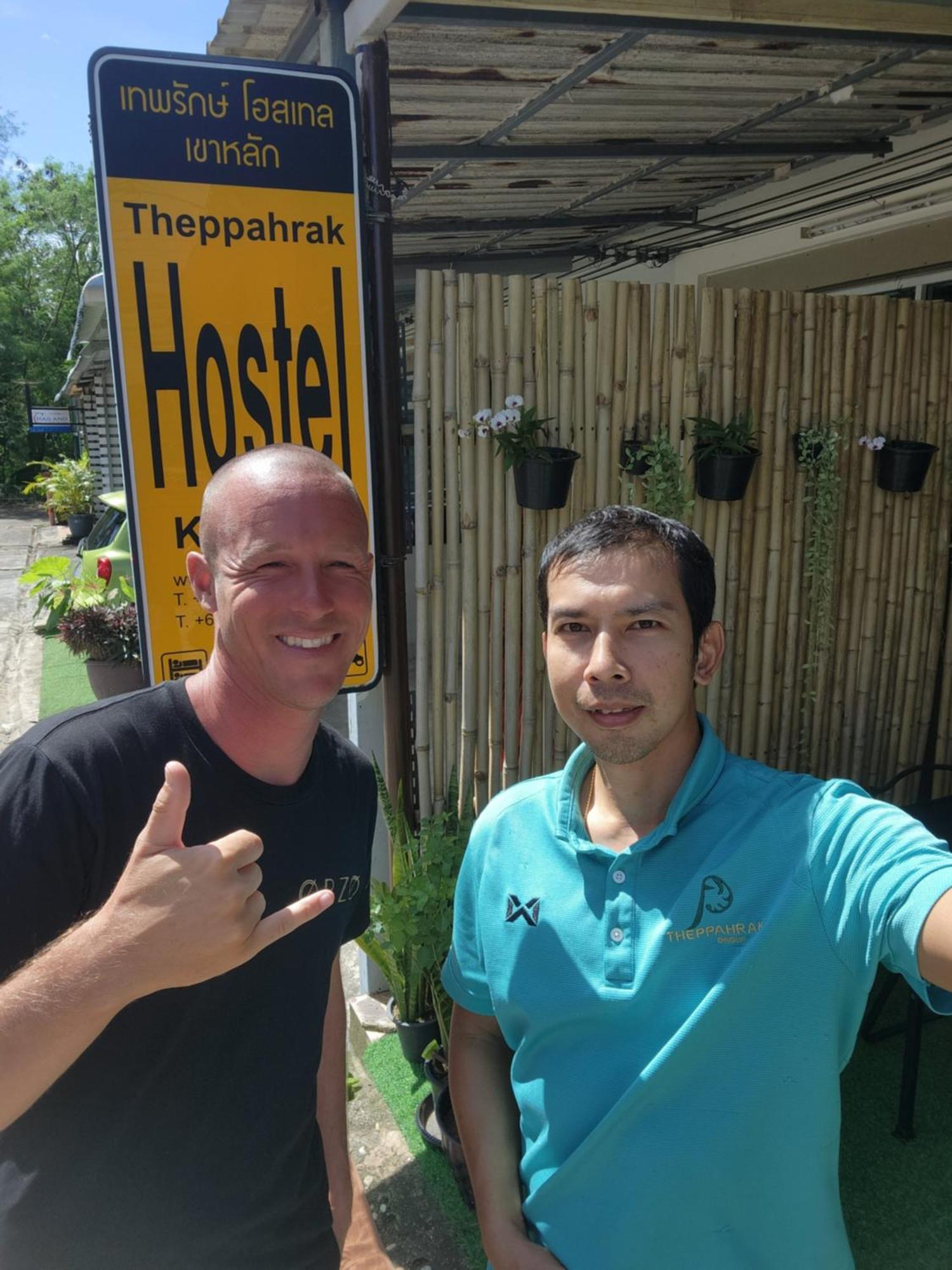 Theppahrak Hostel Khaolak Khao Lak Bagian luar foto