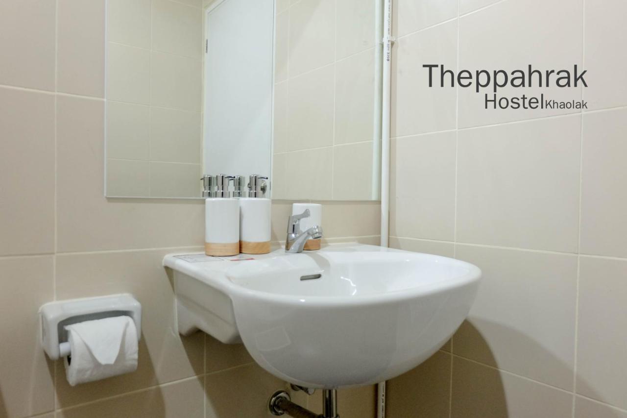 Theppahrak Hostel Khaolak Khao Lak Bagian luar foto