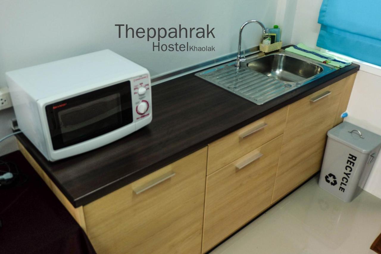 Theppahrak Hostel Khaolak Khao Lak Bagian luar foto